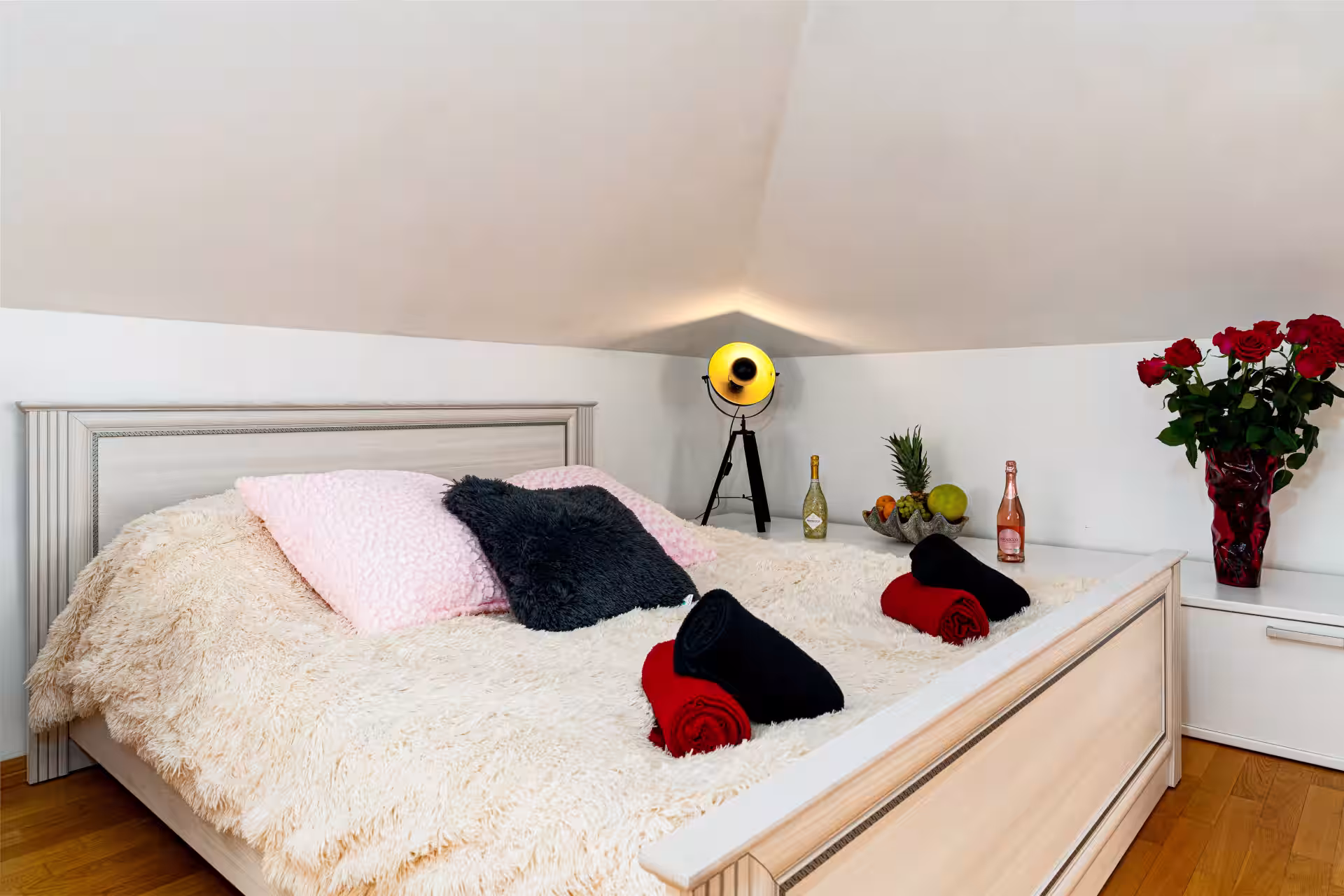 River Deluxe Suite · 16