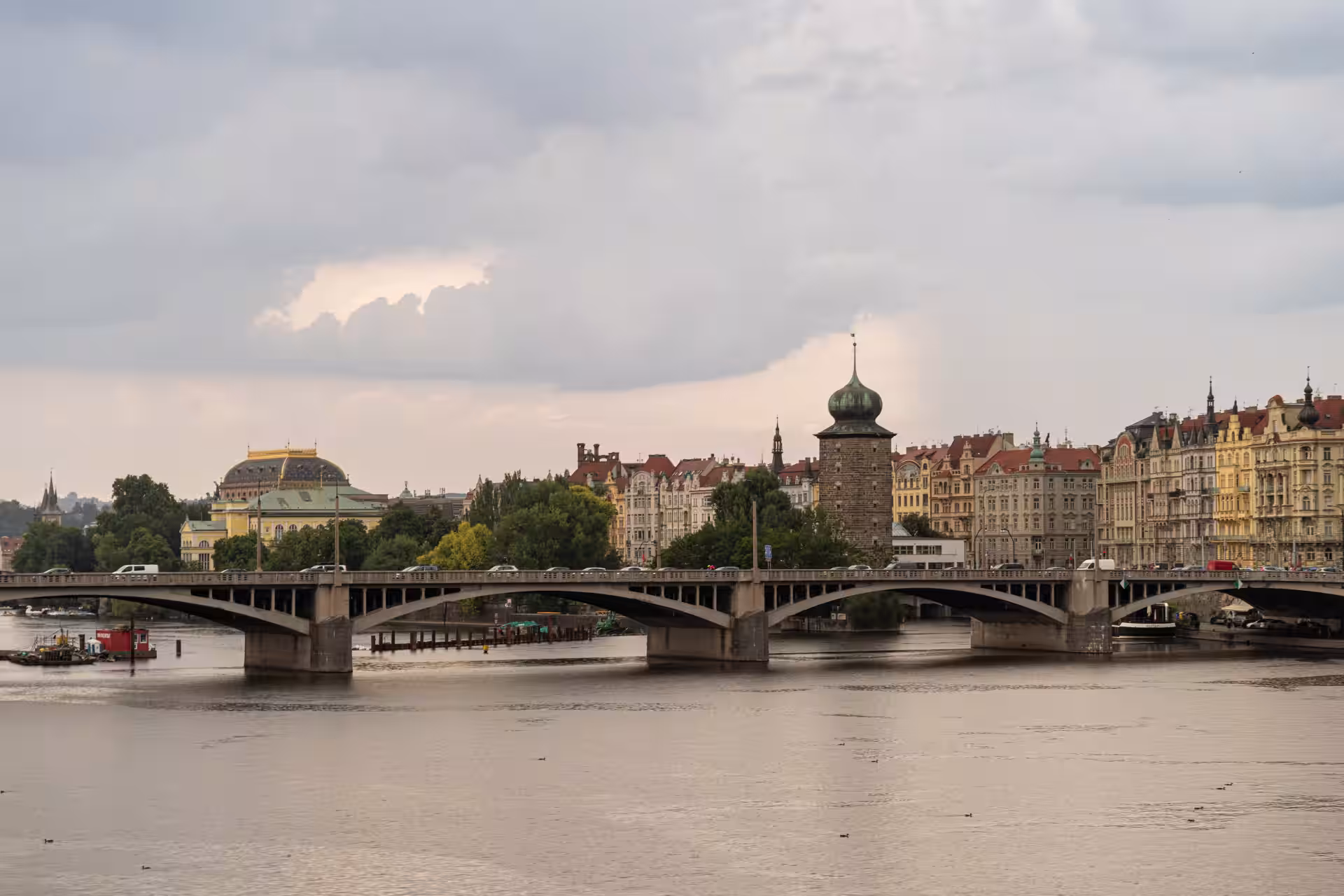 River Deluxe Suite · 80