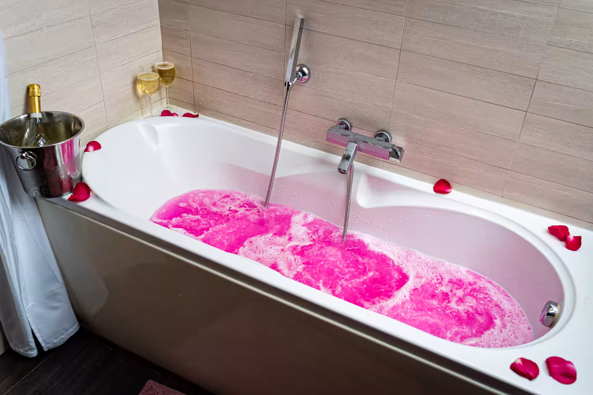River Deluxe Suite · 73